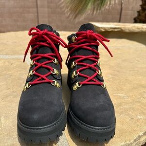 NWOB women’s size 8 Timberland boots.